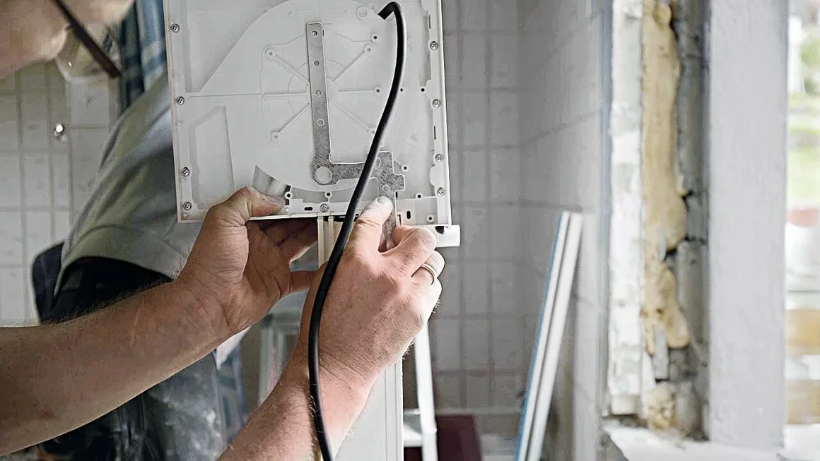 Person montiert Rolladen